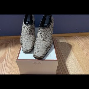 Coach Daphne SML LoGo/CLF KHAKI/MAHOGANY MEDIUM 7.5 Ankle Bootie